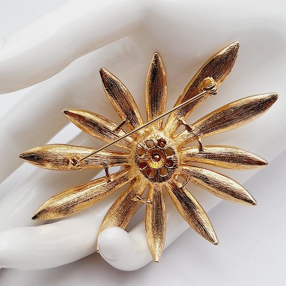 Vintage Large Cream Enamel Gold Plated Daisy Flower Brooch - Picture 4 of 10